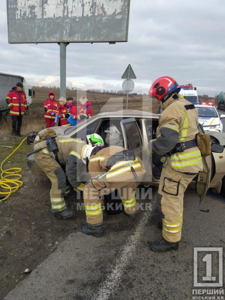 Людей довелося вирізати з понівеченої автівки: на Криворізькій трасі у ДТП загинули троє осіб1