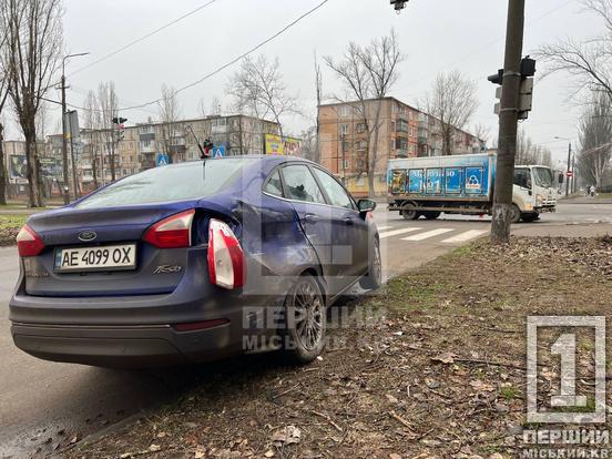 Маневр не вдався: біля парку «Ювілейний» зіштовхнулися Ford та вантажівка з морозивом1