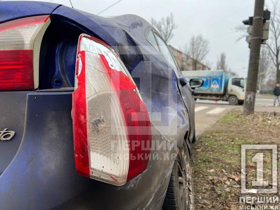 Маневр не вдався: біля парку «Ювілейний» зіштовхнулися Ford та вантажівка з морозивом3