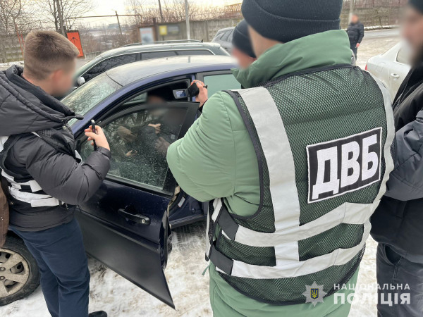 На Дніпропетровщині викрили місцевого жителя, який за хабар допомагав чоловікам уникнути призову1