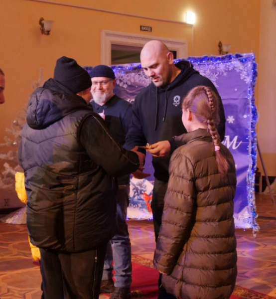 Начальник Дніпропетровської ОВА Сергій Лисак та голова Ради оборони Кривого Рогу Олександр Вілкул вручили ключі від будинків шести родинам, які взяли на виховання дітей-сиріт1