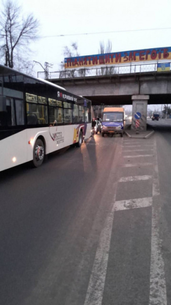 Неподалік кільця 95-го кварталу не поділили дорогу маршрутне таксі та автобус1