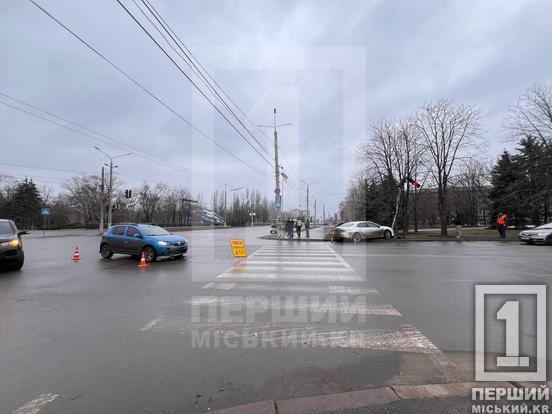 Одна з автівок  налетіла на стовп: у Кривому Розі поблизу міськвиконкому вдарилися Toyota та Renault8