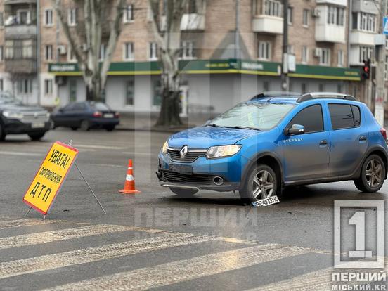 Одна з автівок  налетіла на стовп: у Кривому Розі поблизу міськвиконкому вдарилися Toyota та Renault4