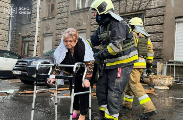 Шестеро людей постраждали у Києві внаслідок атаки ворожих безпілотників. Одна жінка загинула3