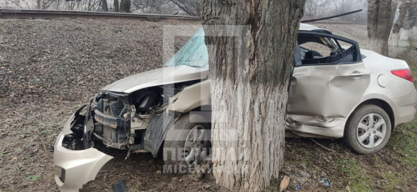 У Кривому Розі легковик врізався у дерево: водій не міг вибратися самостійно0