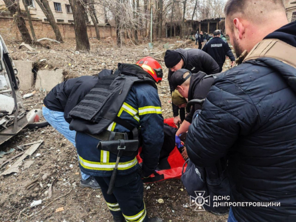 У Кривому Розі ліквідовують наслідки ракетного удару - фото ДСНС Дніпропетровщини