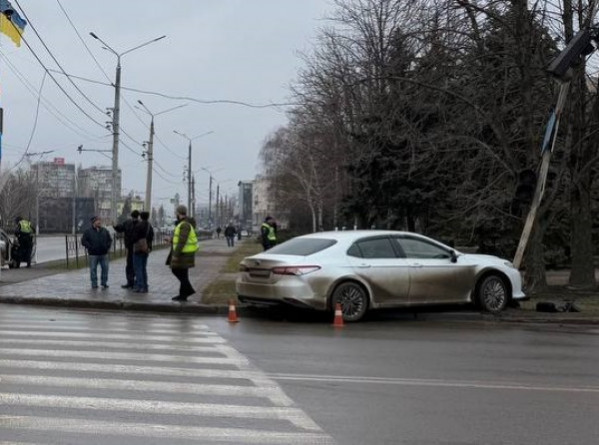 У Кривому Розі на перехресті біля міськвиконкому зіткнулися два легковика1