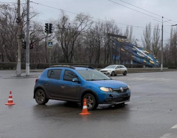 У Кривому Розі на перехресті біля міськвиконкому зіткнулися два легковика0