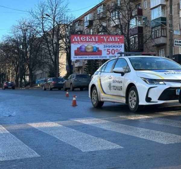 У Кривому Розі на вулиці Гірничих інженерів водій на легковику збив жінку на пішохідному переході0