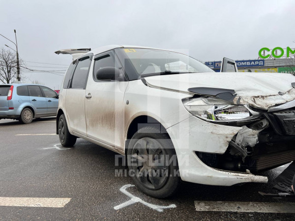 У Кривому Розі Toyota та Renault не поділили дорогу0