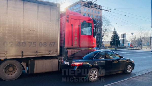 У Кривому Розі в ДТП потрапили фура і легковий автомобіль0