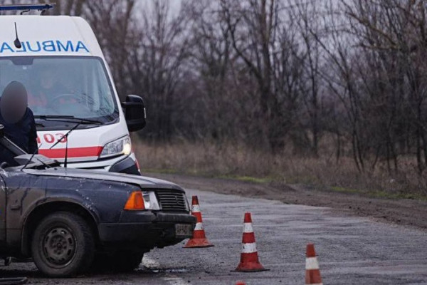 В Інгулецькому районі Кривого Рогу на повороті легковик вилетів на узбіччя і перекинувся. Постраждав водій0