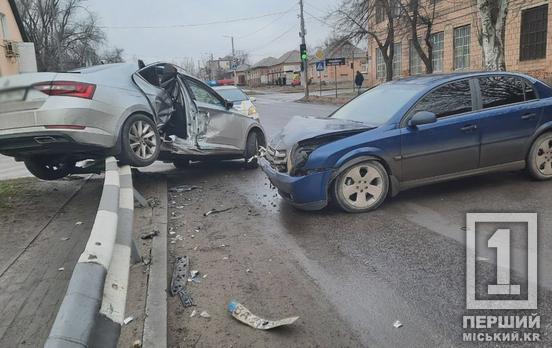 Відпустили лікуватися вдома: у Кропивницькому автівка криворіжця через ДТП опинилася на відбійнику