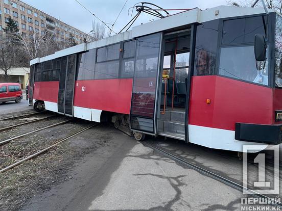 Викликали важку техніку: на вулиці Соборності вагон зійшов з рейок2