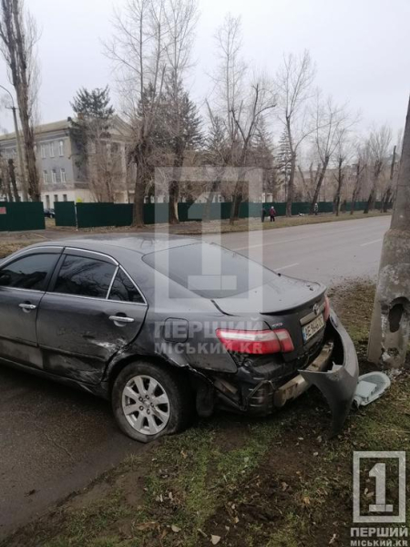 Водій відволікся на дитину: у Кривому Розі у районі парку Героїв аварія з ВАЗ та Toyota1