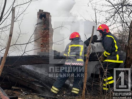 Вогонь зруйнував усе: у Центрально-Міському районі згорів дачний будинок6