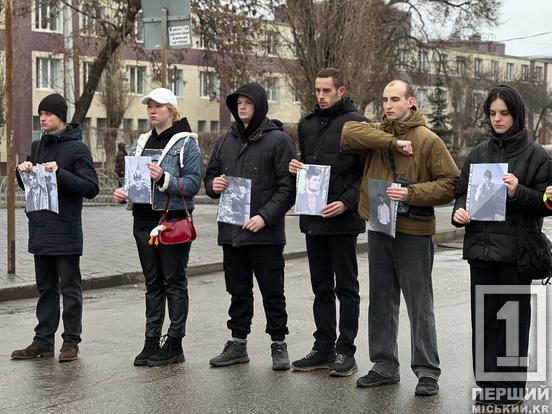 З портретом одного з загиблих від ракетного удару: у Кривому Розі пройшла хвилина мовчання2