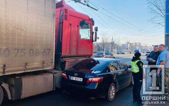 Зіграла «сліпа» зона: на проспекті Миру притерлися Toyota та вантажівка