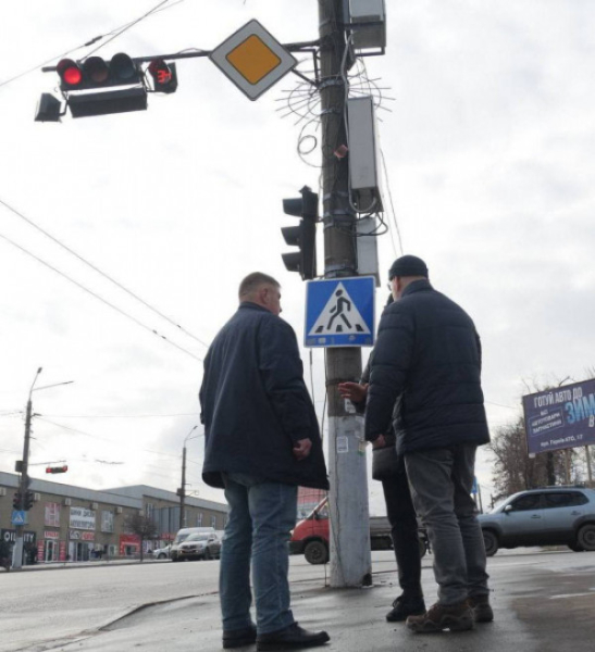 Безпека водіїв та пішоходів: У Кривому Розі  на перехрестях з інтенсивним рухом встановили вже 30 систем безперебійного живлення.3