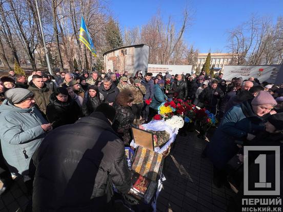 Був вогником щастя для тих, хто знаходився з ним поруч: криворіжці попрощалися з Героєм Олександром Ткачем1