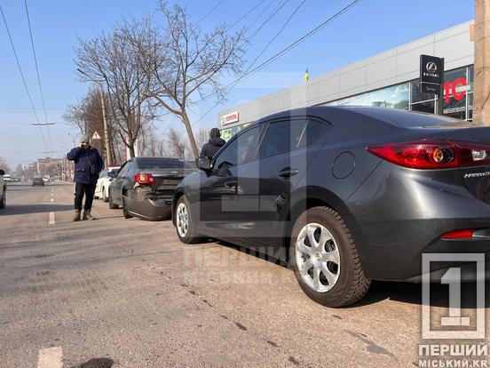 Дорожня обстановка стрімко змінилася: на проспекті Миру у Кривому Розі не розминулися Mazda та Chevrolet4