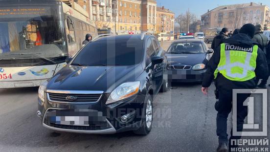 Ранкове аварійне «комбо»: на площі Володимира Великого сталися «наздоганялки» з двома Daewoo, Toyota та Ford2