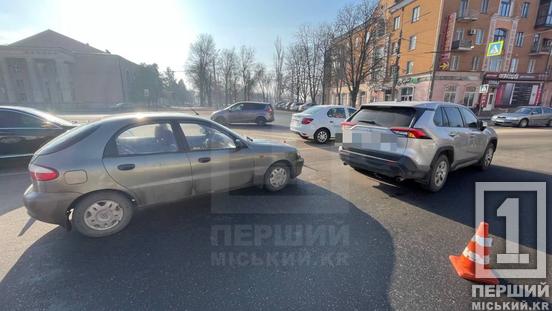 Ранкове аварійне «комбо»: на площі Володимира Великого сталися «наздоганялки» з двома Daewoo, Toyota та Ford4