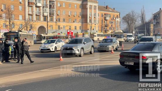 Ранкове аварійне «комбо»: на площі Володимира Великого сталися «наздоганялки» з двома Daewoo, Toyota та Ford3