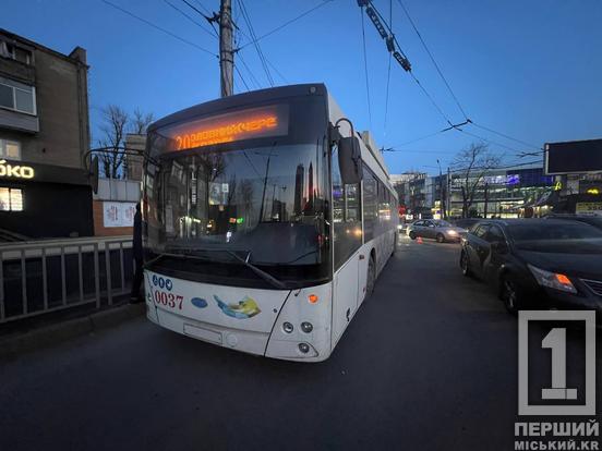 Раптово пхнув у бік: на 95-ому кварталі не змогли роз'їхатися тролейбус та Toyota2