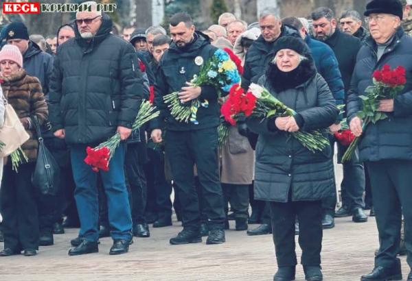 Покладання квітів до монументу Перемоги в День визволення Кривого Рогу