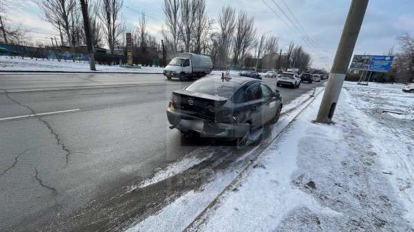 У Кривому Розі Volkswagen протаранив навчальне авто, водій 