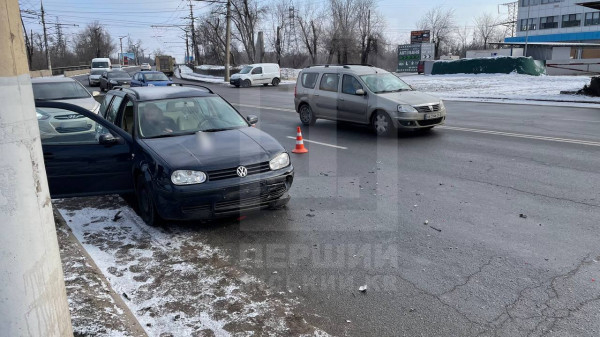 У Кривому Розі Volkswagen протаранив навчальне авто, водій 