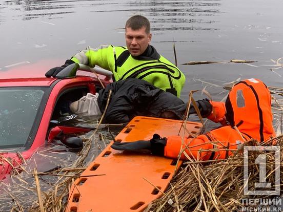 У Криворізькому районі авто злетіло з дороги у воду: водій загинув1