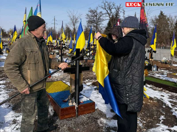 Педагоги Криворізького ліцею №129 замінили прапори на могилах Героїв