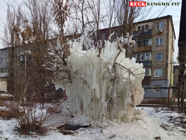 Льодяну скульптуру створив чопик на теплотрасі на вул. Тесленка в Кривому Розі