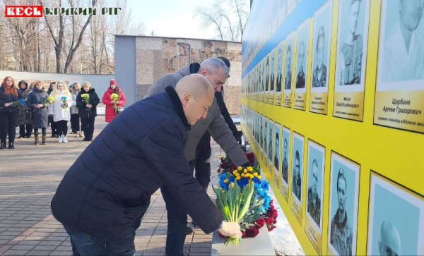 Покладання квітів керівництвом КРВА до меморіалу в сквері Героїв в Кривому Розі