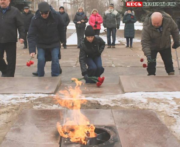 Покладання квітів до монументу воїнам-визволителям на вул. В. Великого в Кривому Розі