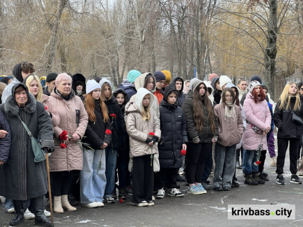 Вічна шана і пам'ять: у гімназії Довгинцівського району встановили меморіальні дошки на честь загиблих випускників7