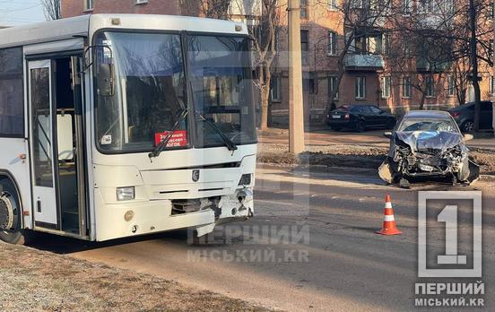 Втратила свідомість за кермом: на Каспійській легковик зіштовхнувся з автобусом