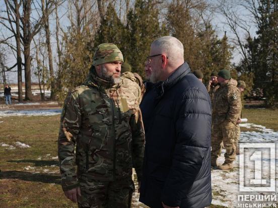 Завжди поруч: Кривий Ріг передав чергову партію допомоги військовим на 32 мільйони гривень7