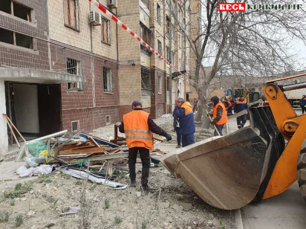 Комунальники прибирають сміття після ракетного удару по Кривому Рогу