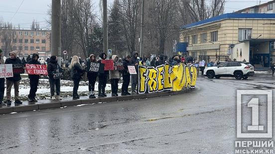 «Борись за полонених», «Їх вбиває твоя байдужість»: криворіжці виходили на мирну акцію2