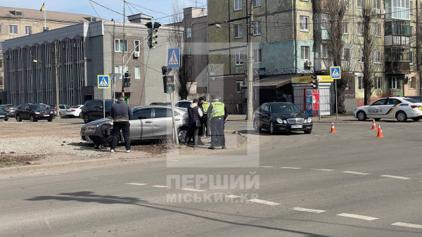 ДТП на перехресті Степана Бандери та Віталія Матусевича: Жигулі протаранив Toyota3