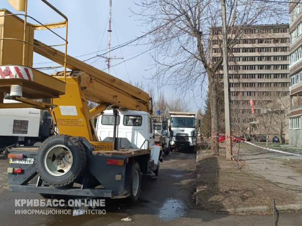 На місці прильоту двох ворожих ракет у Кривому Розі розгорнуто штаб допомоги постраждалим мешканцям5