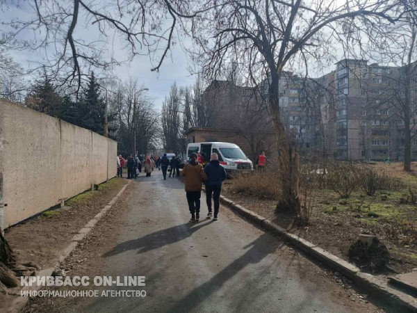 На місці прильоту двох ворожих ракет у Кривому Розі розгорнуто штаб допомоги постраждалим мешканцям6