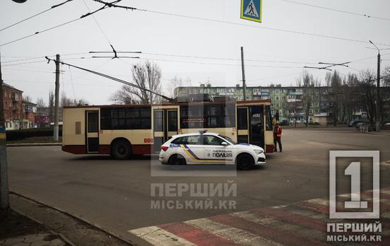 Невдалий обгін: у Кривому Розі на Університетському проспекті не роз’їхалися тролейбус і Volkswagen