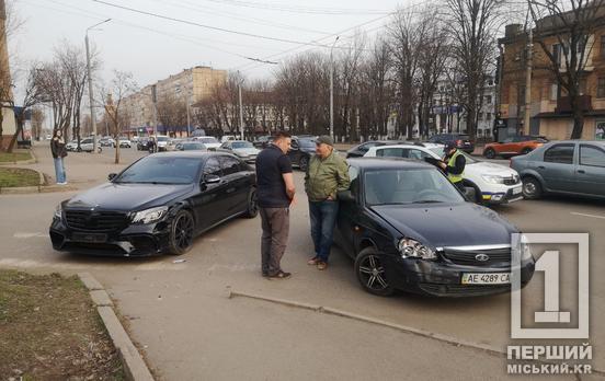 Один з водіїв не переконався у безпеці дій: у Кривому Розі на проспекті Миру притерлися Лада і Mercedes