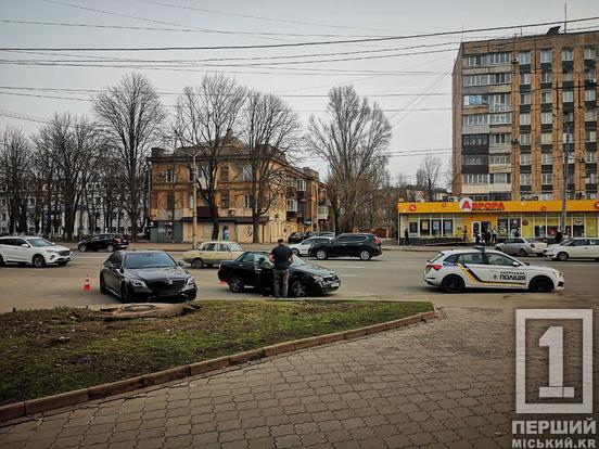 Один з водіїв не переконався у безпеці дій: у Кривому Розі на проспекті Миру притерлися Лада і Mercedes2