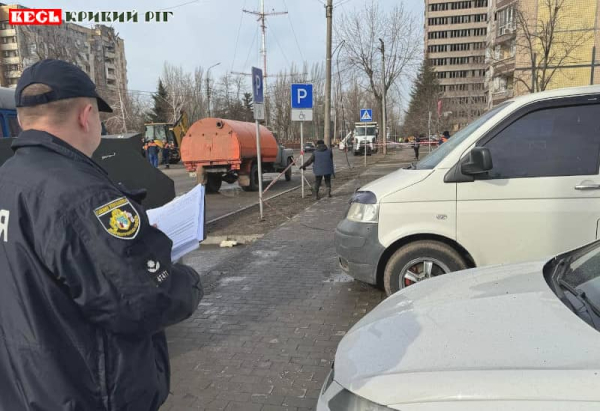 Правоохоронці працюють на місці ракетних ударів на вул. Телевізійній в Кривому Розі